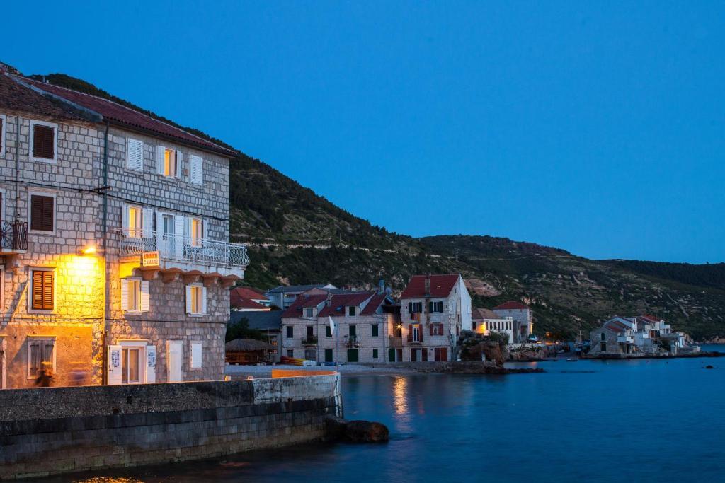 Mira Sea Front Guesthouse Komiža Buitenkant foto
