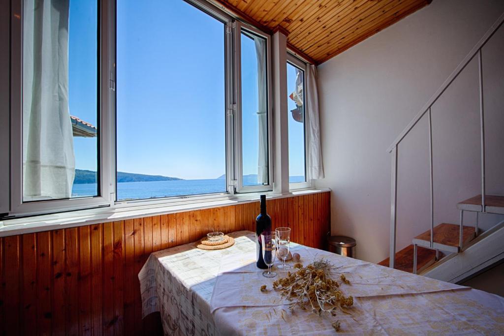 Mira Sea Front Guesthouse Komiža Buitenkant foto