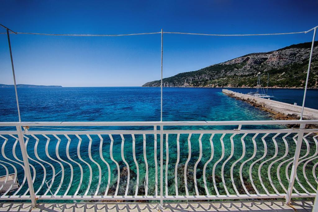Mira Sea Front Guesthouse Komiža Buitenkant foto