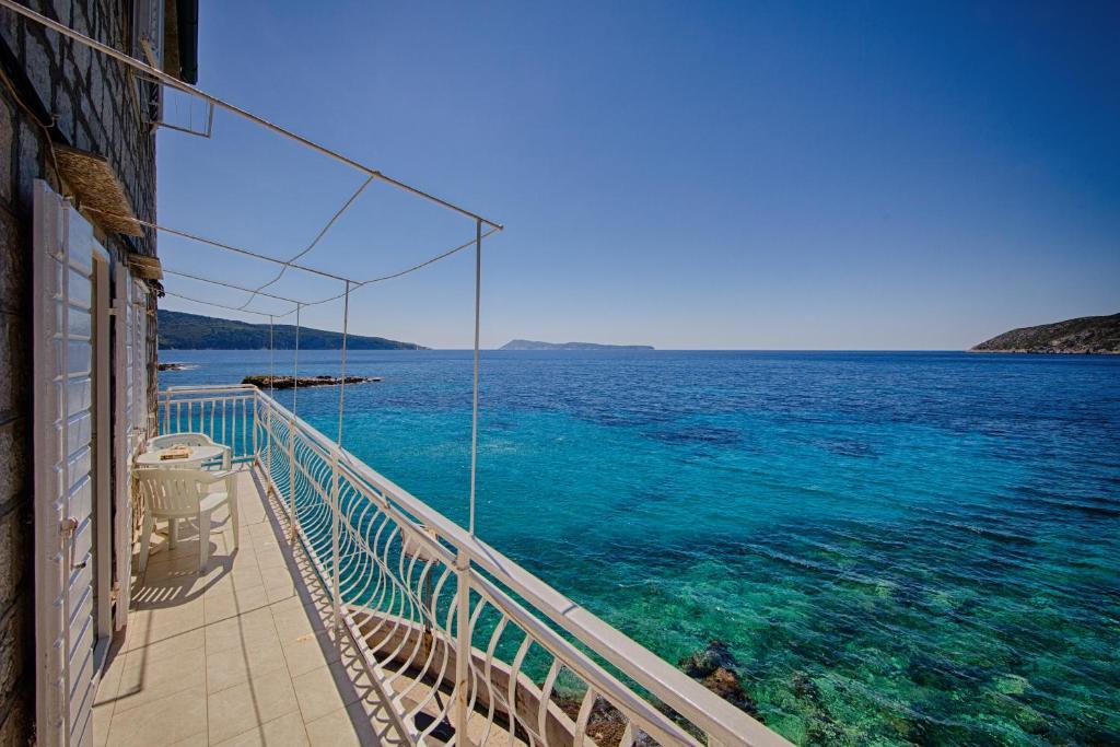 Mira Sea Front Guesthouse Komiža Buitenkant foto