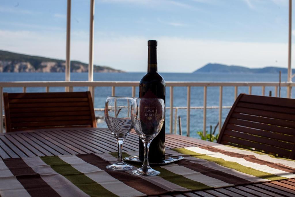 Mira Sea Front Guesthouse Komiža Buitenkant foto
