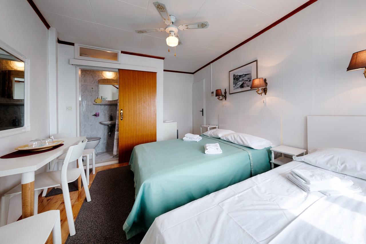 Mira Sea Front Guesthouse Komiža Buitenkant foto