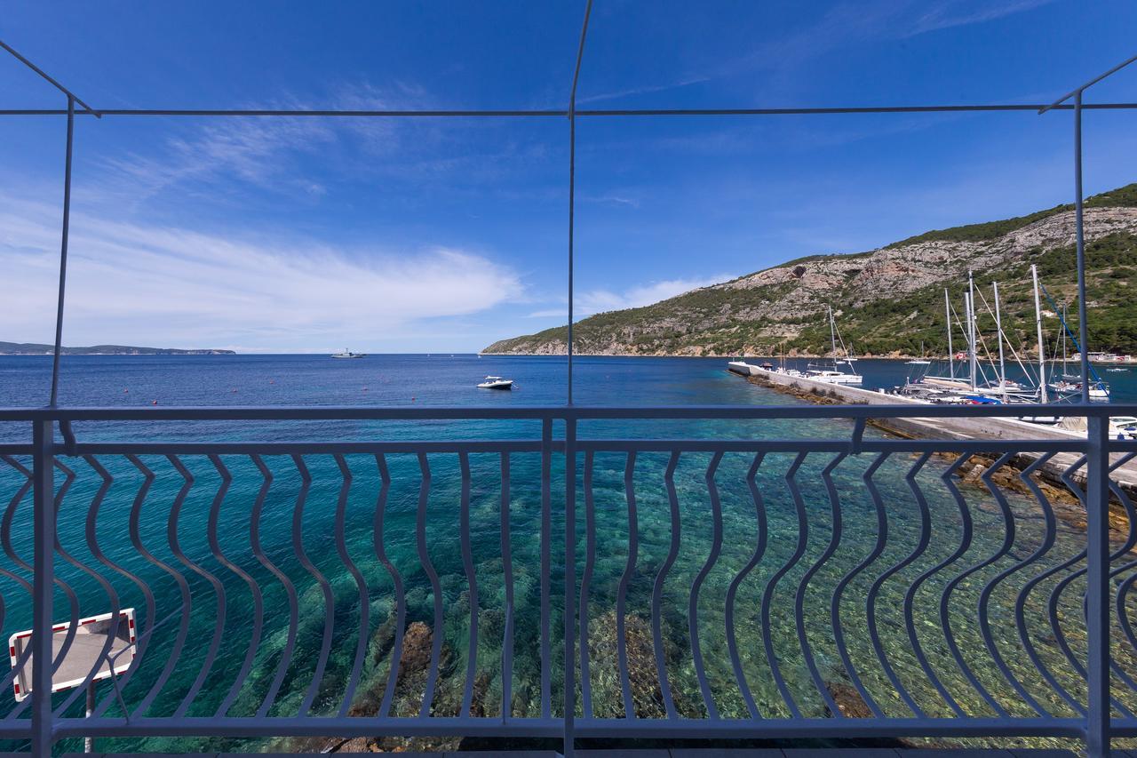 Mira Sea Front Guesthouse Komiža Buitenkant foto